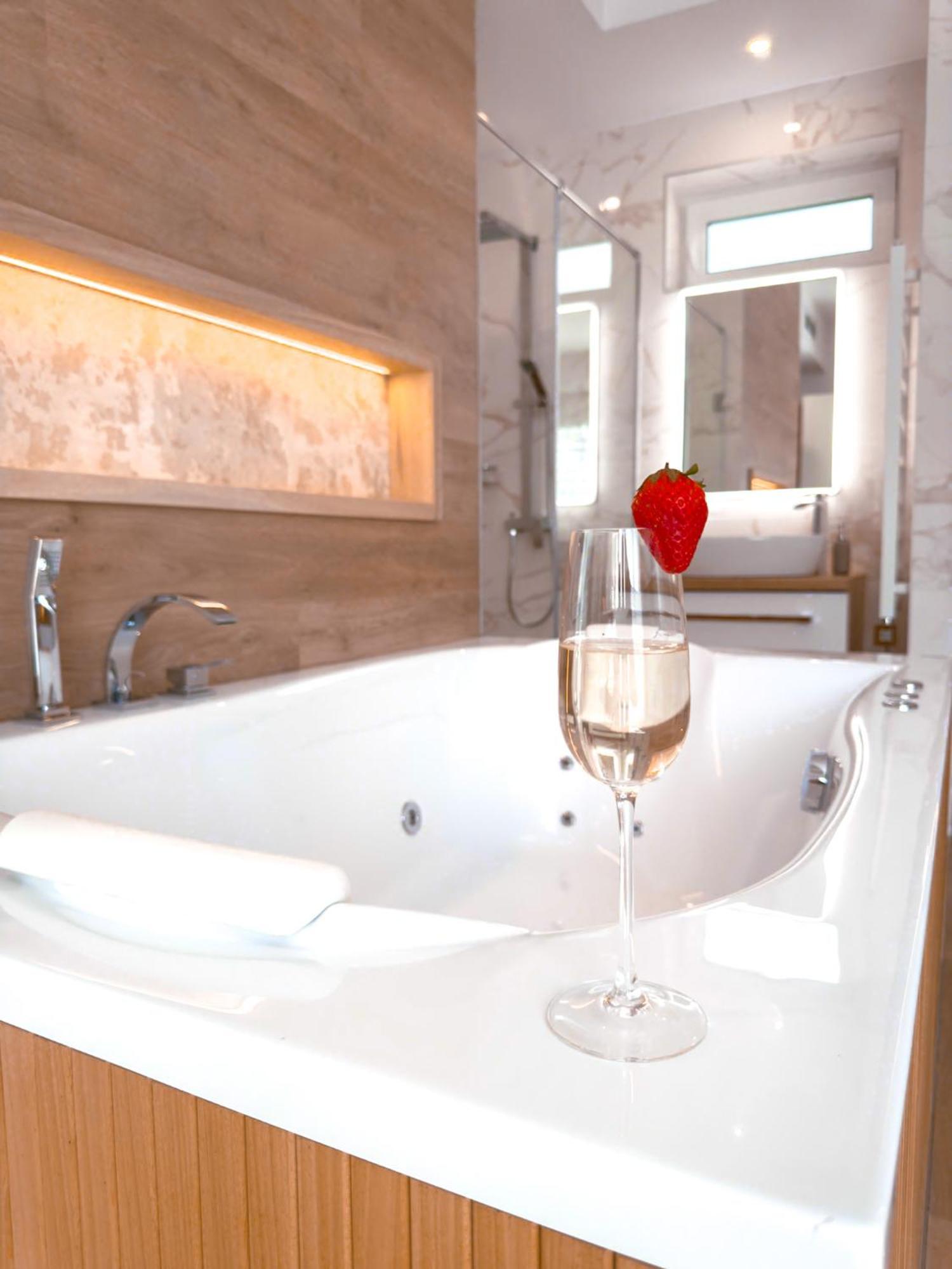 Twin Premium Apartman Тихани Екстериор снимка
